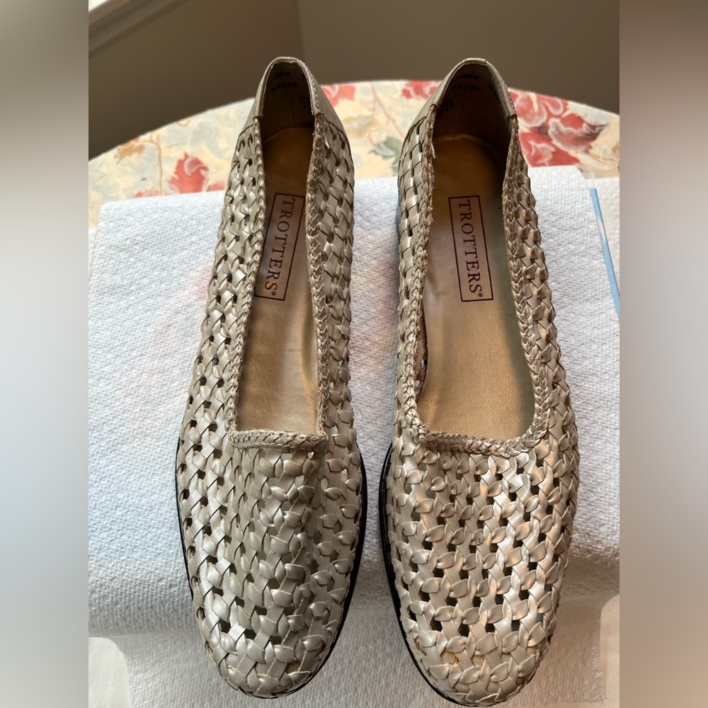 Trotters Cream Leather Woven Flats for Comfort and Style